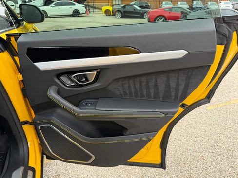 Used 2022 Lamborghini Urus AWD/4WD image 26