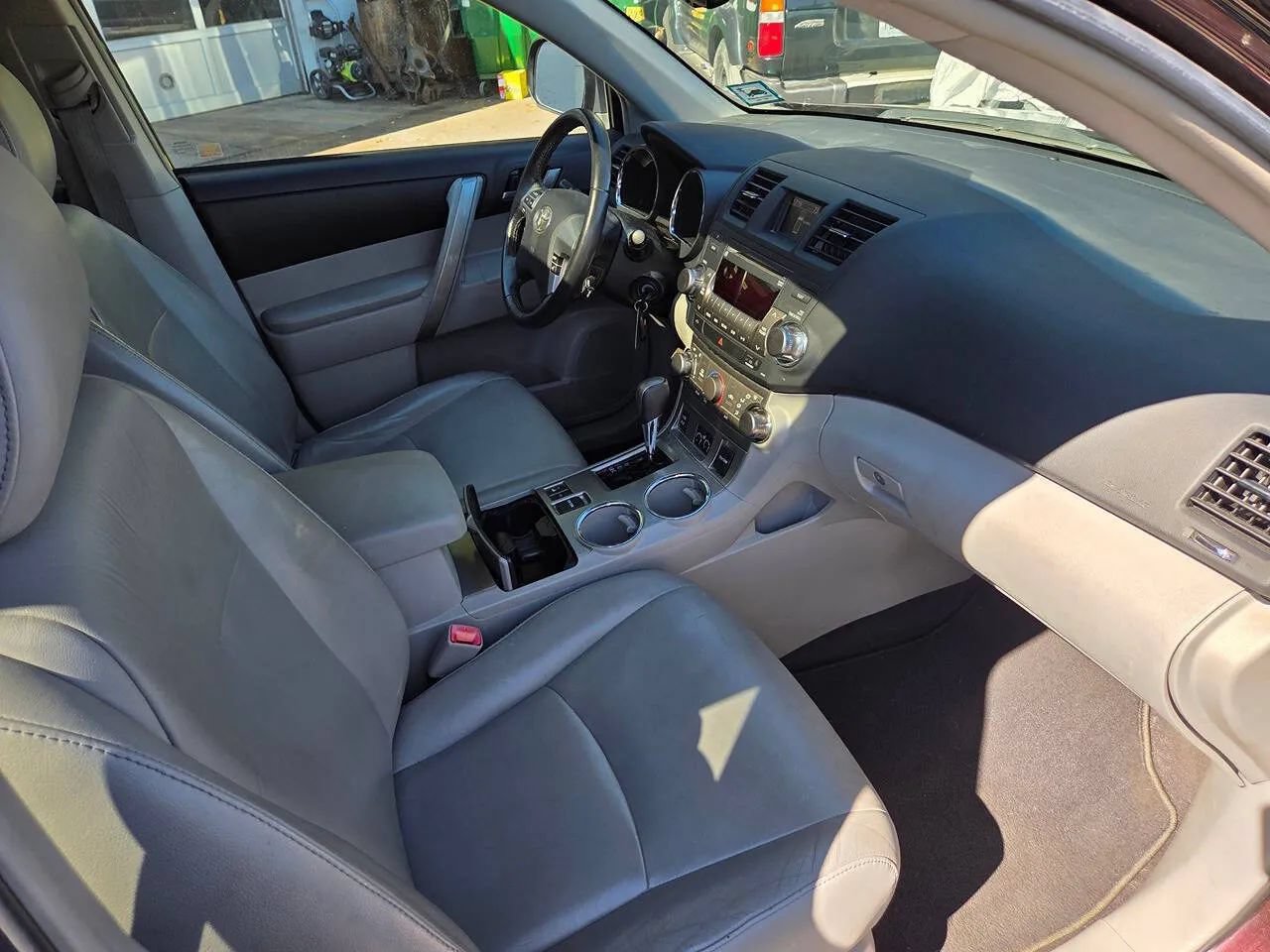 Used 2012 Toyota Highlander SE w/ Tow Pkg AWD/4WD image 28