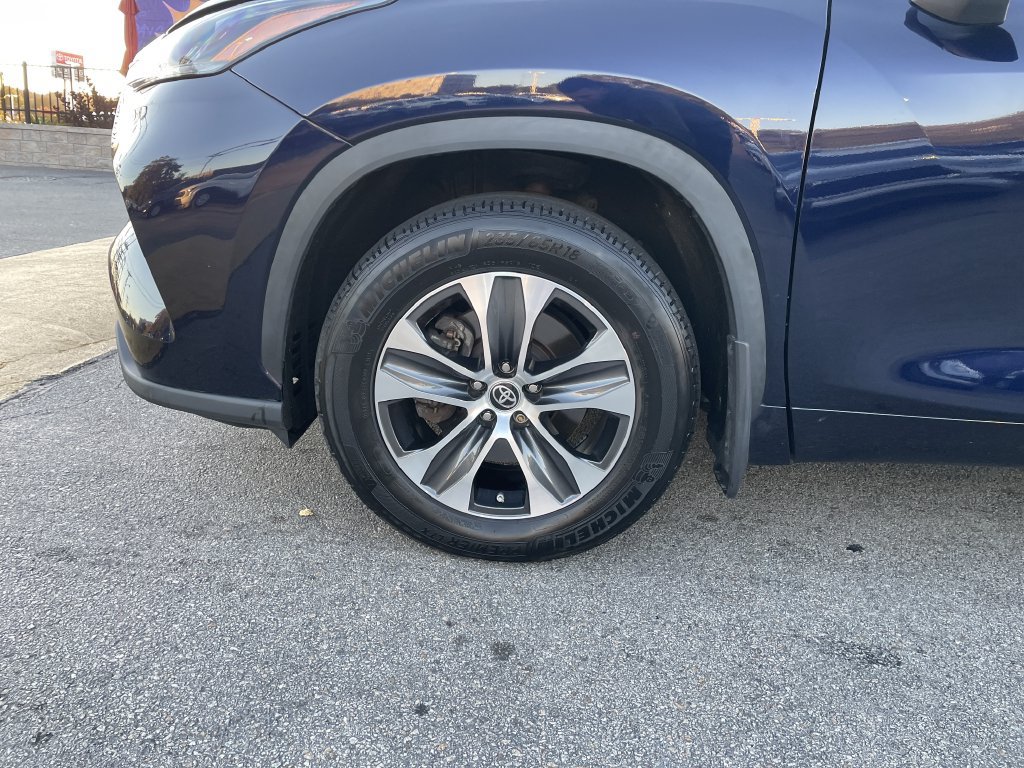 Used 2022 Toyota Highlander XLE AWD/4WD image 3