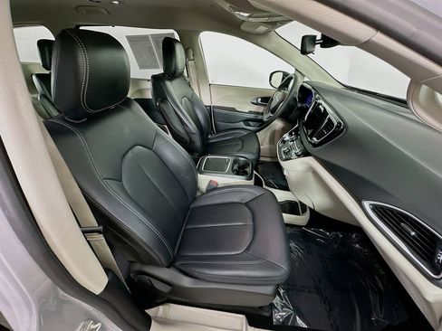 Certified 2024 Chrysler Pacifica Touring-L image 38