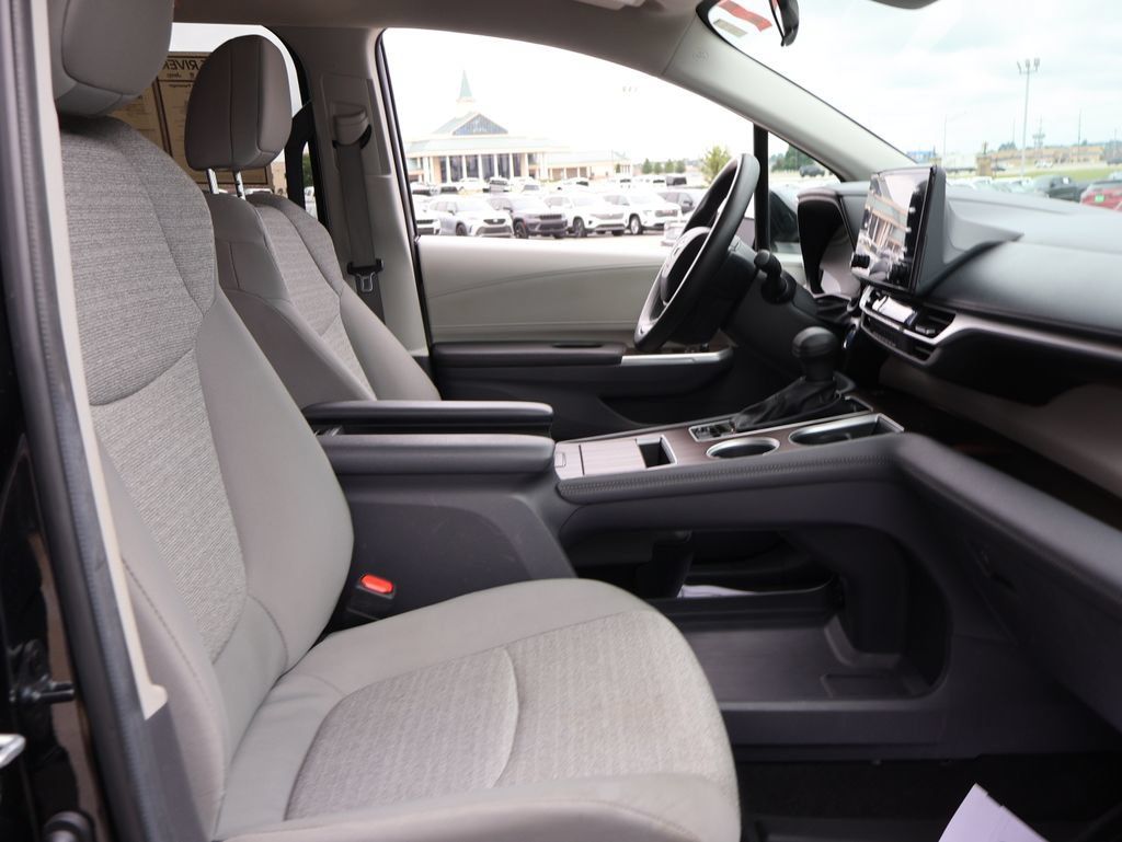 Used 2024 Toyota Sienna LE FWD image 9