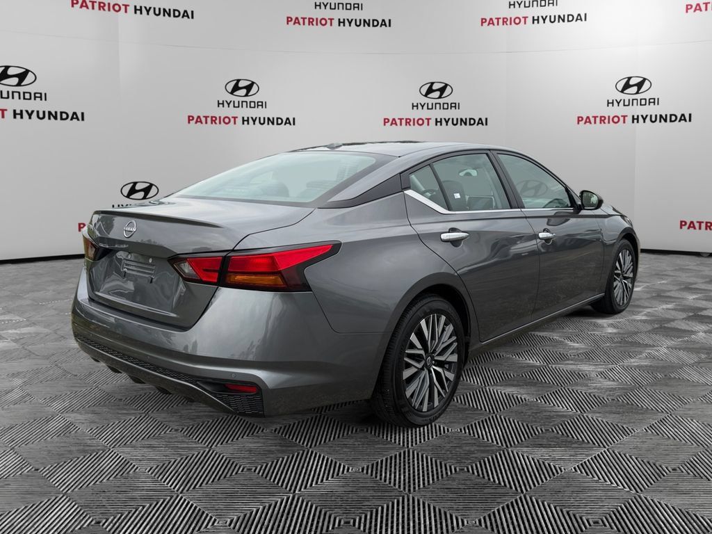 Used 2025 Nissan Altima 2.5 SV FWD image 3