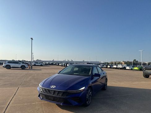 Used 2025 Hyundai Elantra SEL FWD image 7
