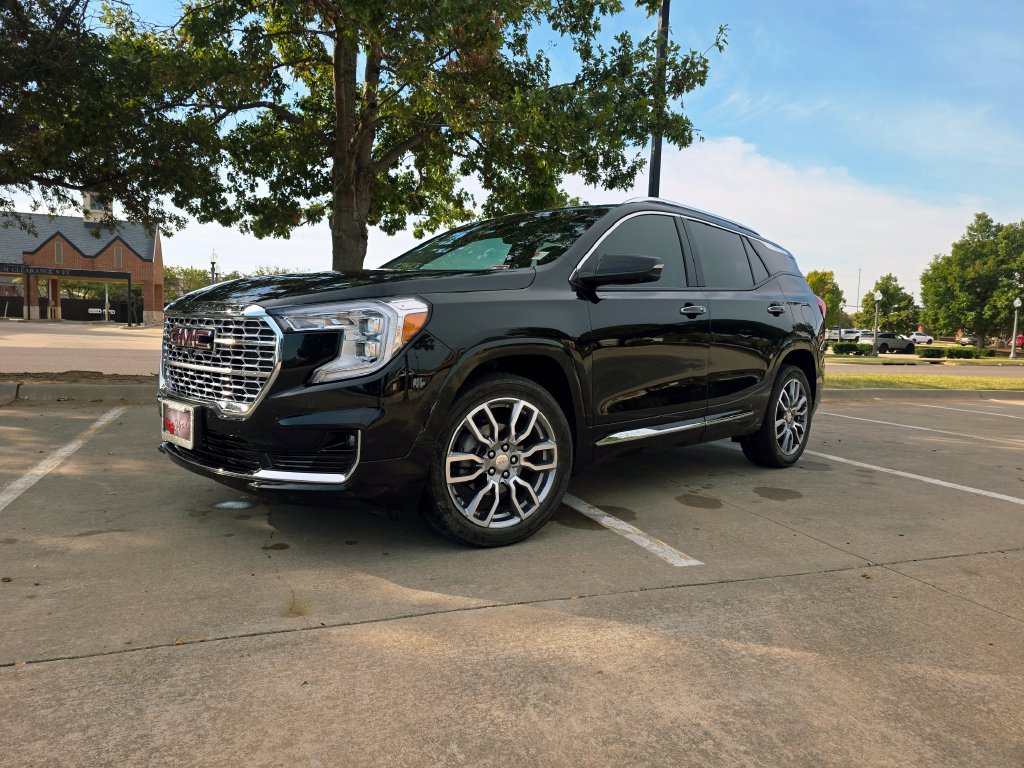 Used 2024 GMC Terrain Denali w/ Denali Premium Package AWD/4WD image 1