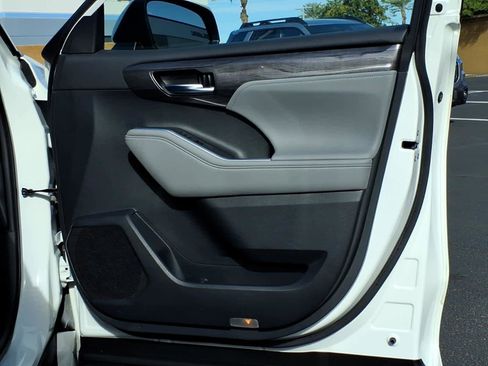 Used 2021 Toyota Highlander Limited image 25