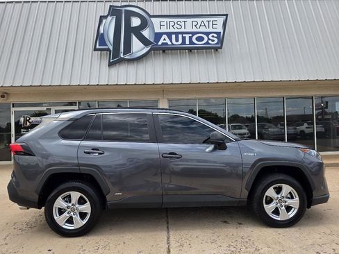 Used 2021 Toyota RAV4 LE AWD/4WD image 9