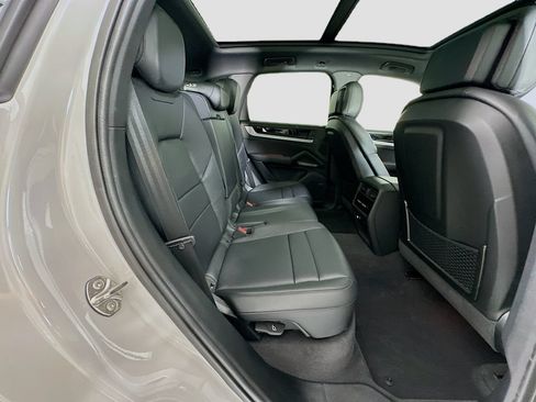Certified 2025 Porsche Cayenne AWD/4WD image 29