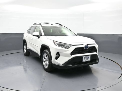 Used 2021 Toyota RAV4 XLE w/ Convenience Package AWD/4WD image 3