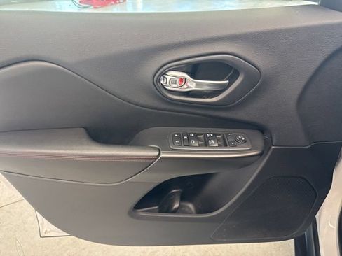 Used 2019 Jeep Cherokee Trailhawk w/ Cold Weather Group AWD/4WD image 20