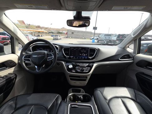 Used 2023 Chrysler Pacifica Touring-L FWD image 28