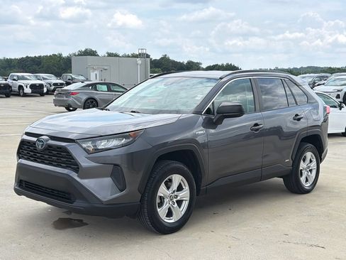 Used 2021 Toyota RAV4 LE AWD/4WD image 2