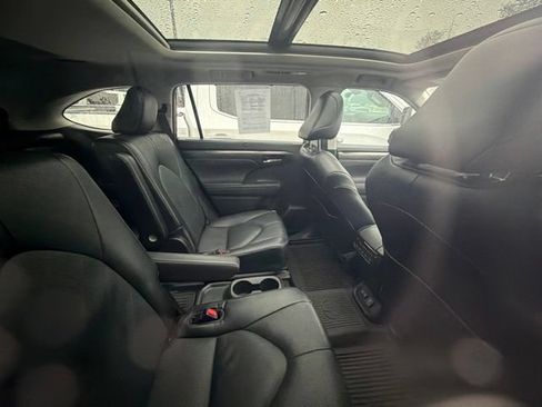 Used 2023 Toyota Highlander Platinum AWD/4WD image 10