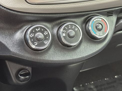 Used 2012 Toyota Yaris L image 20