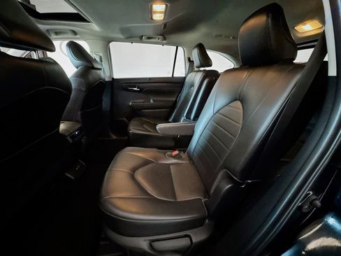 Used 2021 Toyota Highlander XLE AWD/4WD image 15