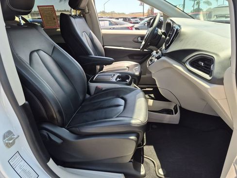 Used 2024 Chrysler Pacifica Touring-L FWD image 32