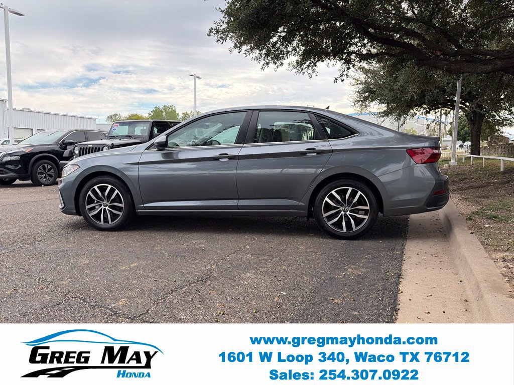 Used 2025 Volkswagen Jetta SE FWD image 4