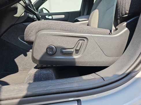 Used 2024 Volvo XC40 B5 Core image 10