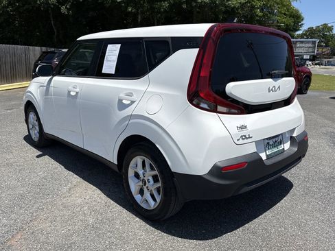 Used 2022 Kia Soul LX w/ Technology Package FWD image 3