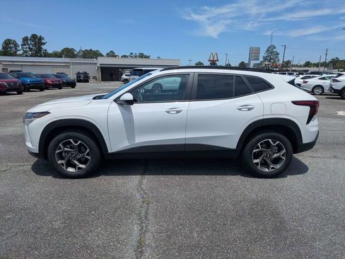 Used 2025 Chevrolet Trax LT FWD image 7