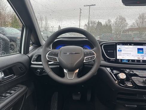 New 2026 Chrysler Pacifica Select image 13