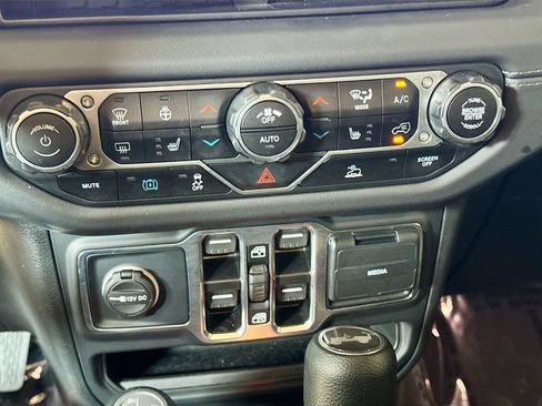 Used 2025 Jeep Wrangler Unlimited Sahara AWD/4WD image 18