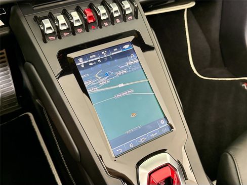 Used 2020 Lamborghini Huracan EVO image 17