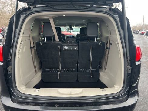Used 2017 Chrysler Pacifica Touring-L image 22