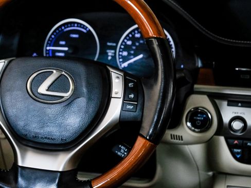 Used 2014 Lexus ES 300h w/ Luxury Package w/Bamboo Trim FWD image 17