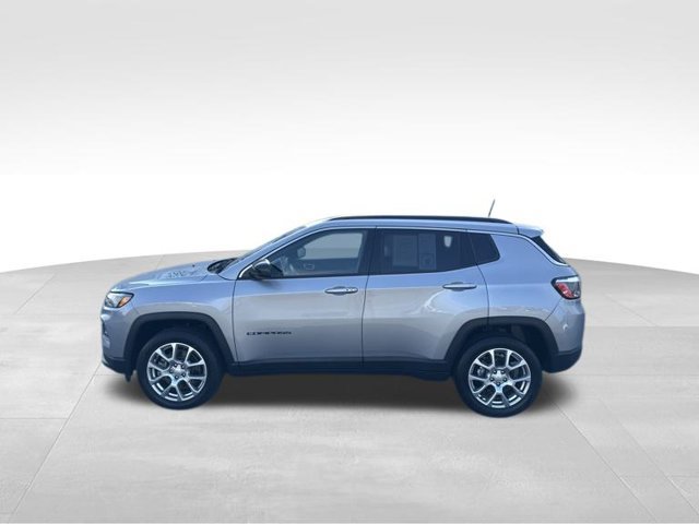 Used 2023 Jeep Compass Latitude AWD/4WD image 5
