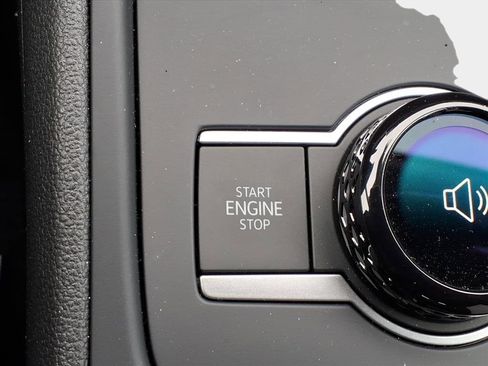 Used 2025 Volkswagen Tiguan SE image 26