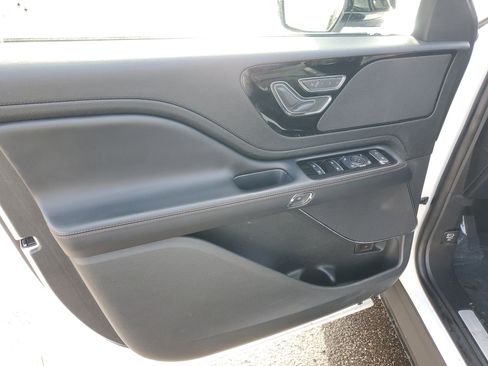 Certified 2023 Lincoln Aviator Standard w/ Premium Package image 10