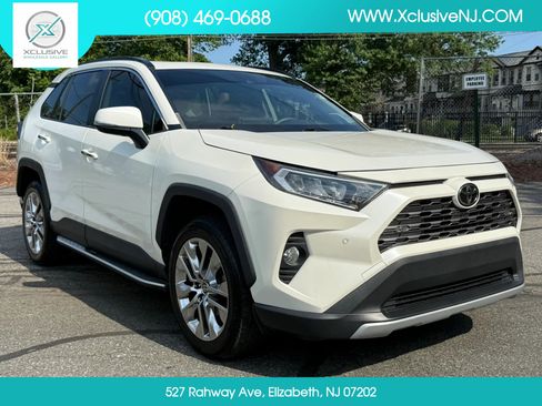 Used 2020 Toyota RAV4 Limited FWD image 5