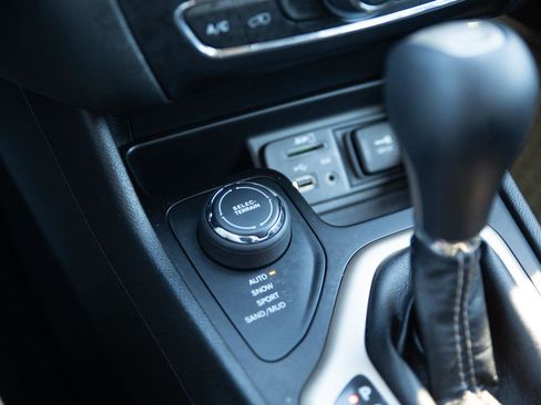 Used 2017 Jeep Cherokee Latitude w/ Cold Weather Group image 14