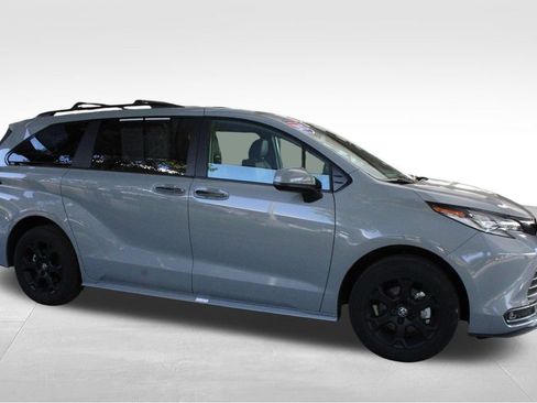 Certified 2025 Toyota Sienna XLE Woodland Edition AWD/4WD image 19