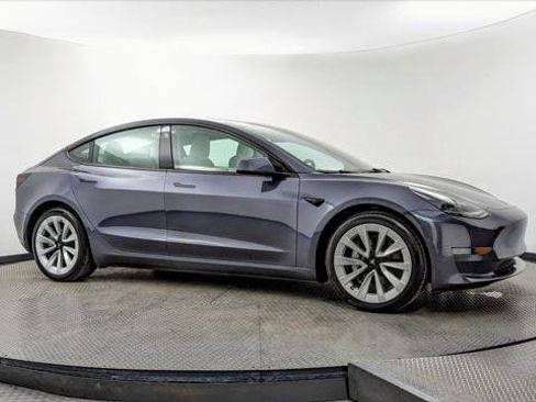 Used 2022 Tesla Model 3 Standard Range image 9