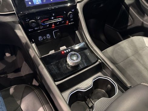 Used 2024 Jeep Grand Cherokee Altitude image 14