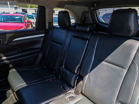 Used 2018 Toyota Highlander XLE AWD/4WD image 20