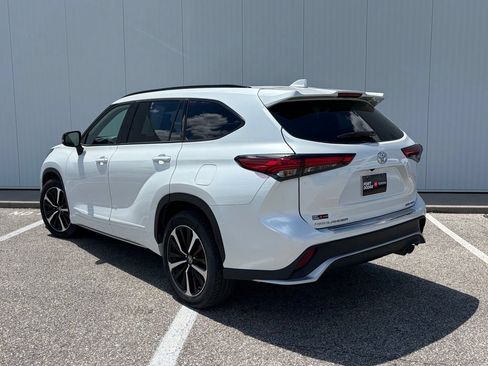 Used 2022 Toyota Highlander XSE AWD/4WD image 3