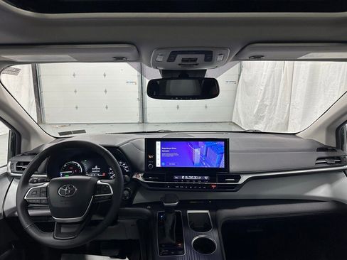 Used 2025 Toyota Sienna XLE image 45