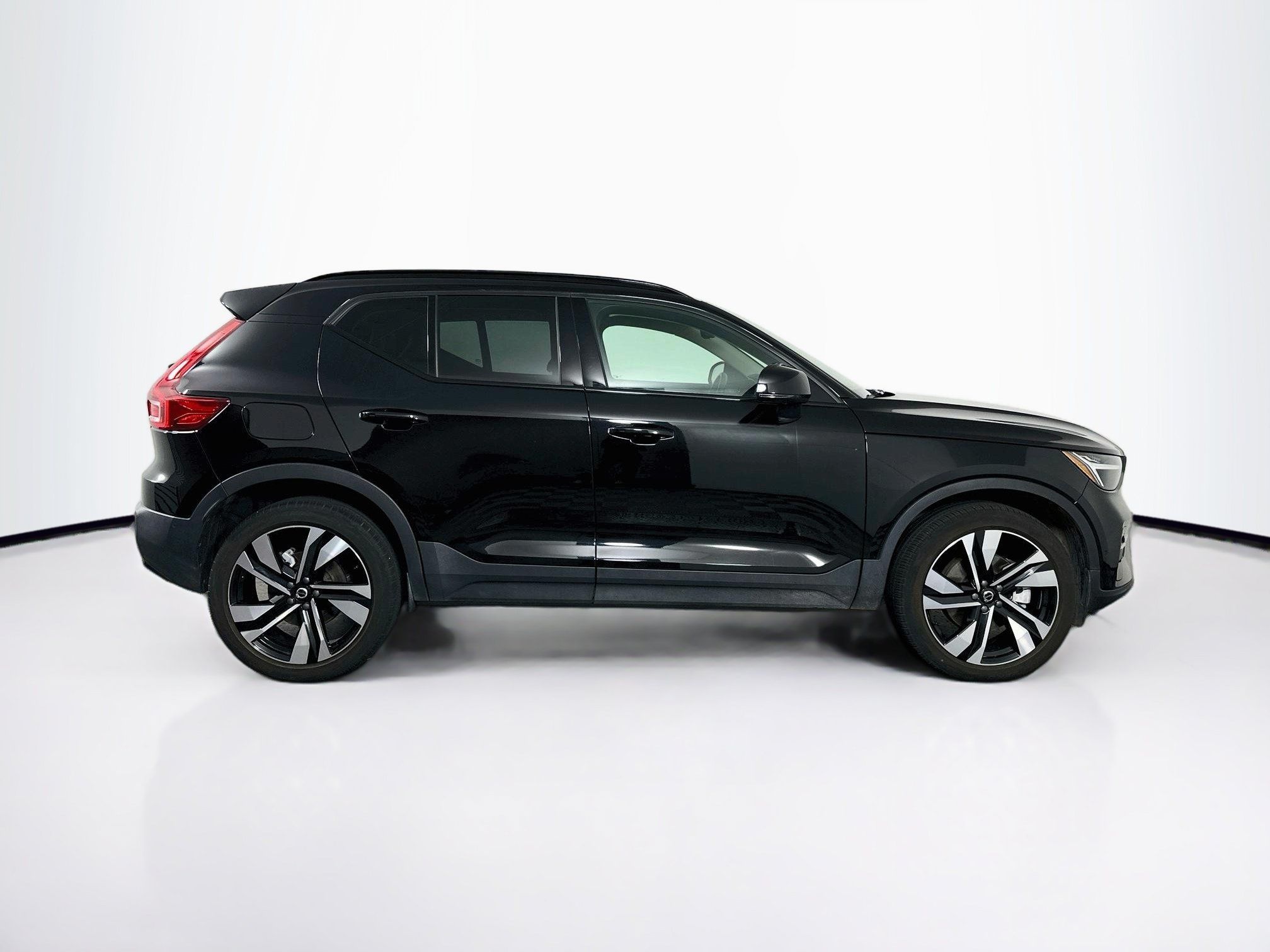 Used 2025 Volvo XC40 B5 Plus AWD/4WD image 10