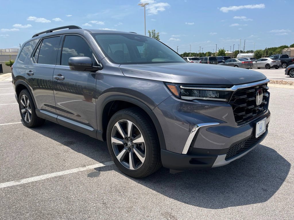 Used 2025 Honda Pilot Touring image 3