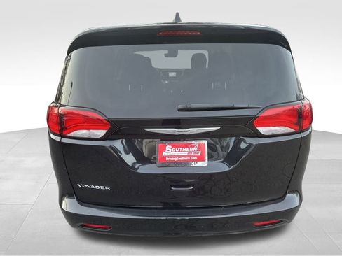 Used 2023 Chrysler Voyager LX image 18