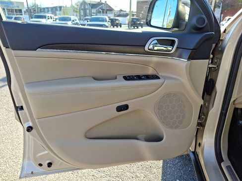 Used 2014 Jeep Grand Cherokee Limited w/ Luxury Group II image 14