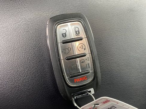 Used 2024 Chrysler Pacifica Touring-L FWD image 22