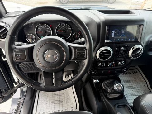 Used 2018 Jeep Wrangler Unlimited Sahara AWD/4WD image 11