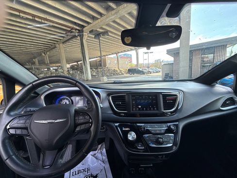 Used 2018 Chrysler Pacifica Touring Plus w/ S Appearance Package image 15