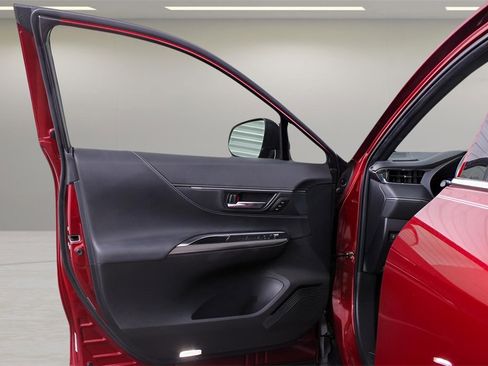 Used 2021 Toyota Venza XLE image 28