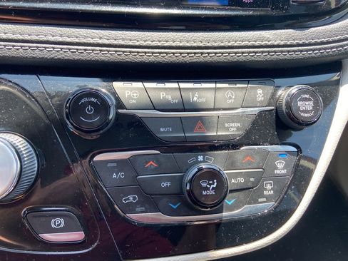 Used 2022 Chrysler Pacifica Touring-L w/ Uconnect Theater Family Group FWD image 21