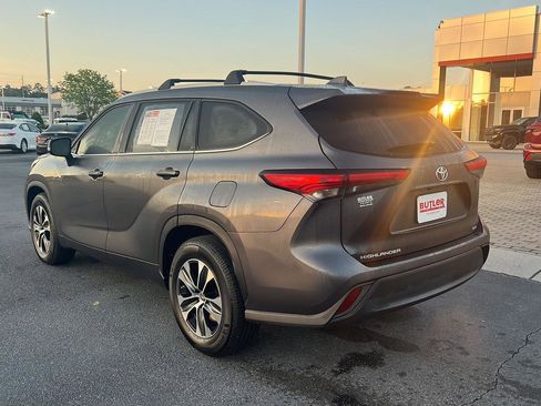Used 2022 Toyota Highlander XLE image 4