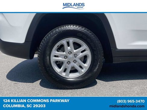 Used 2024 Jeep Grand Cherokee Laredo RWD image 7
